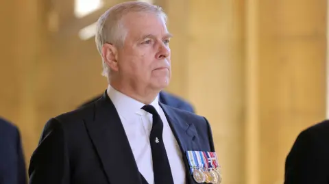 El Congreso carece de potestad para obligar a testificar a ciudadanos extranjeros.

Para más información del tema, visita: https://www.eleconomista.com.mx/internacionales/exprincipe-andres-niega-responder-congreso-eu-epstein-20251122-787824.html

¡Síguenos en nuestras redes sociales para mantenerte informado!

Twitter: https://twitter.com/eleconomista 
Facebook: https://www.facebook.com/ElEconomista.mx
Instagram: https://www.instagram.com/eleconomistamx
LinkedIn: https://www.linkedin.com/company/el-economista/

#ElEconomista #PríncipeAndrew #JeffreyEpstein