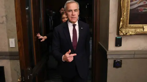 Canadá quiere un acuerdo para rebajar los aranceles a la importación de acero, aluminio y automóviles impuestos por Trump.

Para más información del tema, visita: https://www.eleconomista.com.mx/internacionales/canada-dice-reanudara-conversaciones-comerciales-estados-unidos-sea-apropiado-20251123-787852.html 

¡Síguenos en nuestras redes sociales para mantenerte informado!

Twitter: https://twitter.com/eleconomista 
Facebook: https://www.facebook.com/ElEconomista.mx
Instagram: https://www.instagram.com/eleconomistamx
LinkedIn: https://www.linkedin.com/company/el-economista/

#ElEconomista #Canadá #Aranceles