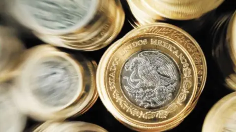 El peso se aprecia apoyado por un moderado debilitamiento del billete verde ante las expectativas de que la Fed recortaría su tasa de interés el próximo mes.