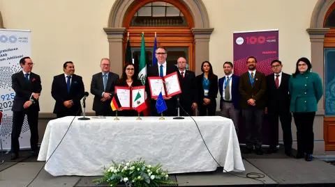 El embajador de Alemania, Dr. Clemens von Götze, y el secretario general del DAAD, Dr. Kai Sicks, celebraron el convenio.