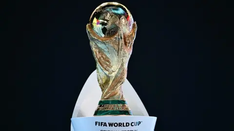 La norma pretende mantener el equilibrio competitivo en el formato ampliado de 48 equipos, garantizando que el primer clasificado del ranking (España) y el segundo (Argentina, campeona del mundo) estén en las mitades opuestas del cuadro, algo que también se aplica al tercero (Francia) y al cuarto (Inglaterra) del escalafón.

Para más información del tema, visita: https://www.eleconomista.com.mx/deportes/sorteo-mundial-mantendra-argentina-espana-lados-opuestos-cuadro-ganan-grupos-20251125-788184.html

¡Síguenos en nuestras redes sociales para mantenerte informado!

Twitter: https://twitter.com/eleconomista 
Facebook: https://www.facebook.com/ElEconomista.mx
Instagram: https://www.instagram.com/eleconomistamx
LinkedIn: https://www.linkedin.com/company/el-economista/

#ElEconomista #EETV