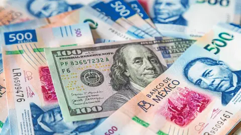 El peso se apreció debido a un debilitamiento del billete verde, en un mercado que apuesta a que la Reserva Federal recortará su tasa de interés en diciembre.

Para más información del tema, visita: https://www.eleconomista.com.mx/mercados/precio-dolar-hoy-25-noviembre-2025-cuanto-cerro-20251125-788207.html

¡Síguenos en nuestras redes sociales para mantenerte informado!

Twitter: https://twitter.com/eleconomista 
Facebook: https://www.facebook.com/ElEconomista.mx
Instagram: https://www.instagram.com/eleconomistamx
LinkedIn: https://www.linkedin.com/company/el-economista/

#ElEconomista #EETV