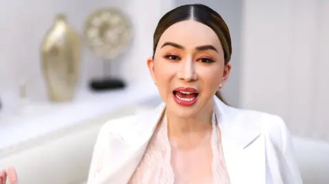 Un tribunal de Tailandia emitió una orden de arresto contra la magnate de los medios y copropietaria del certamen Miss Universo por presunto fraude de casi un millón de dólares, informó un funcionario judicial el miércoles.