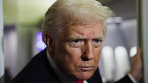 El Times sostuvo que Trump está pasando menos tiempo en público que antes, terminando los eventos más temprano y "hablando más sobre la otra vida".

Para más información del tema, visita: https://www.eleconomista.com.mx/internacionales/trump-carga-the-new-york-times-articulo-difamatorio-sobre-edad-20251126-788380.html

¡Síguenos en nuestras redes sociales para mantenerte informado!

Twitter: https://twitter.com/eleconomista 
Facebook: https://www.facebook.com/ElEconomista.mx
Instagram: https://www.instagram.com/eleconomistamx
LinkedIn: https://www.linkedin.com/company/el-economista/

#ElEconomista #EETV