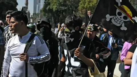 La presidenta afirmó que los agresores en la marcha del 15 de noviembre no eran jóvenes y pidió investigar quién promovió la violencia; también reprochó al PAN acudir a EU para denunciar presunta represión. 

Para más información del tema, visita: https://www.eleconomista.com.mx/politica/sheinbaum-cuestiona-violencia-marcha-generacion-z-lanza-pan-denuncia-eu-20251126-788362.html 

¡Síguenos en nuestras redes sociales para mantenerte informado! 

Twitter: https://twitter.com/eleconomista 
Facebook: https://www.facebook.com/ElEconomista.mx 
Instagram: https://www.instagram.com/eleconomistamx 
LinkedIn: https://www.linkedin.com/company/el-economista/ 

#ElEconomista #EETV