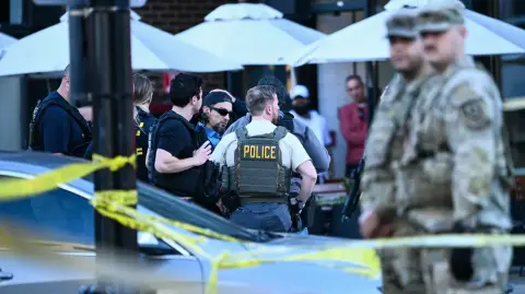 Un sospechoso fue arrestado, informó la policía de la capital estadounidense, mientras helicópteros sobrevolaban la zona.

Para más información del tema, visita: https://www.eleconomista.com.mx/internacionales/dos-elementos-guardia-nacional-atacados-tiros-cerca-casa-blanca-20251126-788419.html

¡Síguenos en nuestras redes sociales para mantenerte informado!

Twitter: https://twitter.com/eleconomista 
Facebook: https://www.facebook.com/ElEconomista.mx
Instagram: https://www.instagram.com/eleconomistamx
LinkedIn: https://www.linkedin.com/company/el-economista/

#ElEconomista #EETV