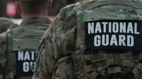 Dos miembros de la Guardia Nacional fueron baleados este miércoles en Washington, cerca de la Casa Blanca, y se encuentran en "estado crítico", un hecho que el presidente Donald Trump denunció como un "acto de terror" en la capital estadounidense.

¡Síguenos en nuestras redes sociales para mantenerte informado!

Twitter: https://twitter.com/eleconomista 
Facebook: https://www.facebook.com/ElEconomista.mx
Instagram: https://www.instagram.com/eleconomistamx
LinkedIn: https://www.linkedin.com/company/el-economista/

#ElEconomista #Trump #GuardiaNacional
