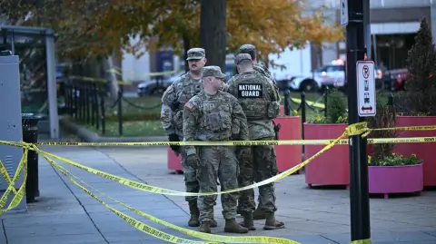 El sospechoso detenido en el tiroteo del miércoles fue identificado como un ciudadano afgano que trabajó con las fuerzas estadounidenses en Afganistán.