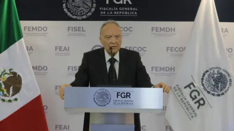 En el documento enviado al Senado, Gertz Manero, argumenta que su dimisión se debe a que la presidenta Claudia Sheinbaum lo ha propuesto para ser embajador.

Para más información del tema, visita: https://www.eleconomista.com.mx/politica/alejandro-gertz-manero-presenta-renuncia-fiscal-general-republica-20251127-788646.html

¡Síguenos en nuestras redes sociales para mantenerte informado!

Twitter: https://twitter.com/eleconomista 
Facebook: https://www.facebook.com/ElEconomista.mx
Instagram: https://www.instagram.com/eleconomistamx
LinkedIn: https://www.linkedin.com/company/el-economista/

#ElEconomista #EETV