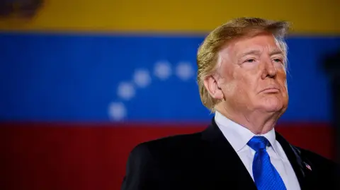 El presidente Donald Trump dijo el jueves que los esfuerzos para parar a narcotraficantes venezolanos “por tierra” comenzarán “muy pronto”, en un aumento de tensiones con Caracas, que asegura que la campaña antidrogas estadounidense tiene como objetivo derrocar al mandatario Nicolás Maduro.

¡Síguenos en nuestras redes sociales para mantenerte informado!

Twitter: https://twitter.com/eleconomista 
Facebook: https://www.facebook.com/ElEconomista.mx
Instagram: https://www.instagram.com/eleconomistamx
LinkedIn: https://www.linkedin.com/company/el-economista/
T

#ElEconomista #EETV