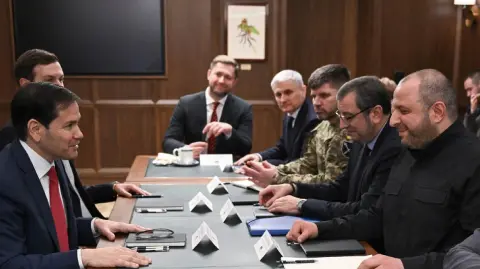 Se estima que las conversaciones de Florida se basen en las negociaciones celebradas la semana pasada en Ginebra.

Para más información del tema, visita: https://www.eleconomista.com.mx/internacionales/funcionarios-eu-comienzan-florida-negociaciones-sobre-ucrania-20251130-788900.html 

¡Síguenos en nuestras redes sociales para mantenerte informado!

Twitter: https://twitter.com/eleconomista 
Facebook: https://www.facebook.com/ElEconomista.mx
Instagram: https://www.instagram.com/eleconomistamx
LinkedIn: https://www.linkedin.com/company/el-economista/

#ElEconomista #InvasiónRusa #Ucrania