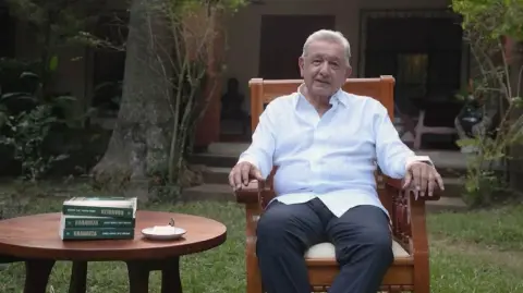 El expresidente reflexionó sobre su retiro de la política y describió su vida cotidiana en su rancho La Chingada, en Palenque, Chiapas.

Para más información del tema, visita: https://www.eleconomista.com.mx/politica/amlo-reaparece-da-conocer-motivos-sacarian-retiro-20251130-788913.html 

¡Síguenos en nuestras redes sociales para mantenerte informado!

Twitter: https://twitter.com/eleconomista 
Facebook: https://www.facebook.com/ElEconomista.mx
Instagram: https://www.instagram.com/eleconomistamx
LinkedIn: https://www.linkedin.com/company/el-economista/

#ElEconomista #AMLO