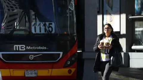 El SMN prevé un arranque de semana con ambiente gélido, lluvias en el oriente y noreste y una franja de vientos fuertes que afectará al noroeste, norte y Golfo de México.

Para más información del tema, visita: https://www.eleconomista.com.mx/politica/frente-frio-17-provocara-heladas-lluvias-regiones-asi-arranca-clima-semana-20251130-788930.html

¡Síguenos en nuestras redes sociales para mantenerte informado!

Twitter: https://twitter.com/eleconomista 
Facebook: https://www.facebook.com/ElEconomista.mx
Instagram: https://www.instagram.com/eleconomistamx
LinkedIn: https://www.linkedin.com/company/el-economista/
T

#ElEconomista #EETV