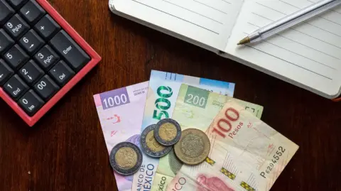 El aguinaldo es quizá la prestación más esperada del año; sin embargo, su fecha límite de pago genera confusión, ¿es el 19 o el 20 de diciembre el último día para liquidarlo? Saber el día correcto puede evitar multas de hasta 565,700 pesos.