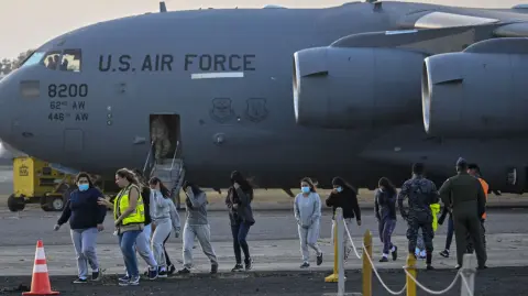Venezuela informó este martes que reautorizó los vuelos de Estados Unidos para deportar migrantes, días después de haberlos suspendido por la advertencia del presidente Donald Trump del "cierre total" del espacio aéreo venezolano.

Para más información del tema, visita: https://www.eleconomista.com.mx/internacionales/venezuela-reautoriza-vuelos-deportacion-migrantes-trump-20251202-789217.html

¡Síguenos en nuestras redes sociales para mantenerte informado!

Twitter: https://twitter.com/eleconomista 
Facebook: https://www.facebook.com/ElEconomista.mx
Instagram: https://www.instagram.com/eleconomistamx
LinkedIn: https://www.linkedin.com/company/el-economista/

#ElEconomista #EETV