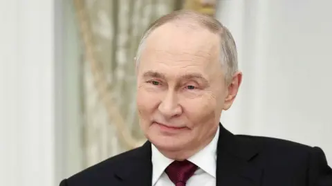 Putin afirma que los países europeos frenan la propuesta de alto el fuego impulsada por Trump para Ucrania.

Para más información del tema, visita: https://www.eleconomista.com.mx/internacionales/putin-acusa-europa-bloquear-plan-paz-trump-ucrania-20251202-789270.html

¡Síguenos en nuestras redes sociales para mantenerte informado!

Twitter: https://twitter.com/eleconomista 
Facebook: https://www.facebook.com/ElEconomista.mx
Instagram: https://www.instagram.com/eleconomistamx
LinkedIn: https://www.linkedin.com/company/el-economista/

#ElEconomista #Putin #InvasiónRusa
