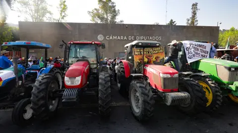 Agricultores de diversas regiones del país bloquean las inmediaciones de la Cámara de Diputados para exigir que se detenga la discusión de la Ley de Aguas.