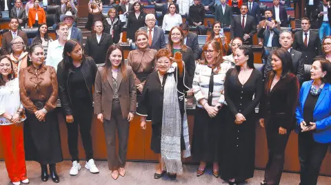 Desde la oposición revelaron que senadores del PAN y de Movimiento Ciudadano y sin partido, junto con los del oficialismo, votaron a favor de Godoy Ramos.

Para más información del tema, visita: https://www.eleconomista.com.mx/politica/fiscal-abrazo-adan-guino-naranja-20251204-789592.html

¡Síguenos en nuestras redes sociales para mantenerte informado!

Twitter: https://twitter.com/eleconomista 
Facebook: https://www.facebook.com/ElEconomista.mx
Instagram: https://www.instagram.com/eleconomistamx
LinkedIn: https://www.linkedin.com/company/el-economista/

#ElEconomista #EETV