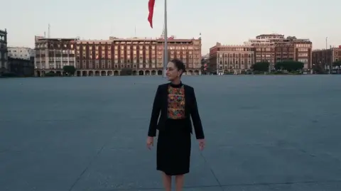 Claudia Sheinbaum convocó a la población a acudir al Zócalo capitalino este domingo 6 de diciembre en punto de las 11:00 horas para celebrar "7 años de la Transformación".