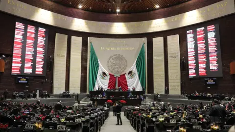 Tras más de 24 horas de análisis y discusión, el Pleno de la Cámara Baja avaló la tarde de este jueves el documento en lo particular con 324 votos a favor, 118 en contra y dos abstenciones.

Para más información del tema, visita: https://www.eleconomista.com.mx/politica/diputados-aprueban-particular-ley-aguas-remiten-senado-20251204-789699.html

¡Síguenos en nuestras redes sociales para mantenerte informado!

Twitter: https://twitter.com/eleconomista 
Facebook: https://www.facebook.com/ElEconomista.mx
Instagram: https://www.instagram.com/eleconomistamx
LinkedIn: https://www.linkedin.com/company/el-economista/

#ElEconomista #EETV