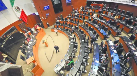 Las propuestas de la presidenta Claudia Sheinbaum Pardo plantean la instauración paulatina de la semana laboral de 40 horas.

Para más información del tema, visita: https://www.eleconomista.com.mx/capital-humano/senado-recibe-iniciativas-presidenciales-ajustar-jornada-laboral-20251203-789545.html

¡Síguenos en nuestras redes sociales para mantenerte informado!

Twitter: https://twitter.com/eleconomista 
Facebook: https://www.facebook.com/ElEconomista.mx
Instagram: https://www.instagram.com/eleconomistamx
LinkedIn: https://www.linkedin.com/company/el-economista/

#ElEconomista #EETV