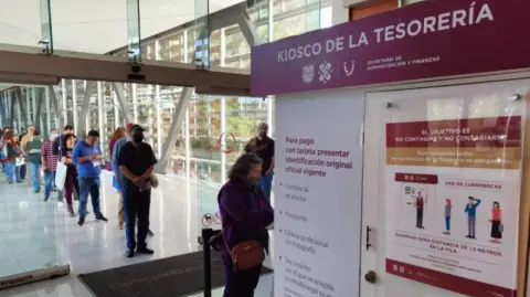 Clara Brugada instruyó a elevar casi al triple el límite para exentar este impuesto como parte de su estrategia para que en 2026 la capital de México aumente sus ingresos propios.

Para más información del tema, visita: https://www.eleconomista.com.mx/politica/vehiculos-valor-638-000-pesos-quedaran-exentos-tenencia-vehicular-cdmx-20251204-789685.html 

¡Síguenos en nuestras redes sociales para mantenerte informado!

Twitter: https://twitter.com/eleconomista 
Facebook: https://www.facebook.com/ElEconomista.mx
Instagram: https://www.instagram.com/eleconomistamx
LinkedIn: https://www.linkedin.com/company/el-economista/

#ElEconomista #EETV