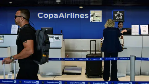 Una pasajera deja su equipaje en el mostrador de Copa Airlines en el Aeropuerto Internacional de Tocumen en la Ciudad de Panamá.