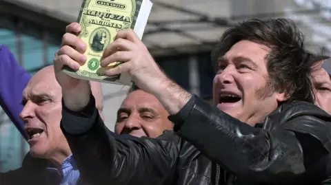 El gobierno del presidente Javier Milei anunció este viernes el regreso de Argentina al mercado internacional de deuda tras más de siete años, a través de un bono en dólares.

Para más información del tema, visita: https://www.eleconomista.com.mx/sectorfinanciero/milei-anuncia-regreso-argentina-mercado-internacional-deuda-7-anos-20251205-789817.html

¡Síguenos en nuestras redes sociales para mantenerte informado!

Twitter: https://twitter.com/eleconomista 
Facebook: https://www.facebook.com/ElEconomista.mx
Instagram: https://www.instagram.com/eleconomistamx
LinkedIn: https://www.linkedin.com/company/el-economista/

#ElEconomista #EETV