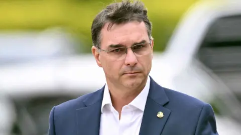 Flávio Bolsonaro oficializó su candidatura presidencial y aseguró que dará continuidad al proyecto político encabezado por su padre.

Para más información del tema, visita: https://www.eleconomista.com.mx/internacionales/flavio-bolsonaro-hijo-expresidente-brasil-postula-elecciones-20251205-789870.html

¡Síguenos en nuestras redes sociales para mantenerte informado!

Twitter: https://twitter.com/eleconomista 
Facebook: https://www.facebook.com/ElEconomista.mx
Instagram: https://www.instagram.com/eleconomistamx
LinkedIn: https://www.linkedin.com/company/el-economista/

#ElEconomista #FlavioBolsonaro
