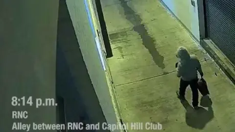 La jueza Moxila Upadhyaya ordenó que Cole, quien fue arrestado en su casa el jueves, permanezca en custodia hasta una audiencia el 12 de diciembre.

Para más información del tema, visita: https://www.eleconomista.com.mx/internacionales/sospechoso-poner-bombas-cerca-capitolio-eu-comparece-corte-20251205-789901.html

¡Síguenos en nuestras redes sociales para mantenerte informado!

Twitter: https://twitter.com/eleconomista 
Facebook: https://www.facebook.com/ElEconomista.mx
Instagram: https://www.instagram.com/eleconomistamx
LinkedIn: https://www.linkedin.com/company/el-economista/

#ElEconomista #Capitolio