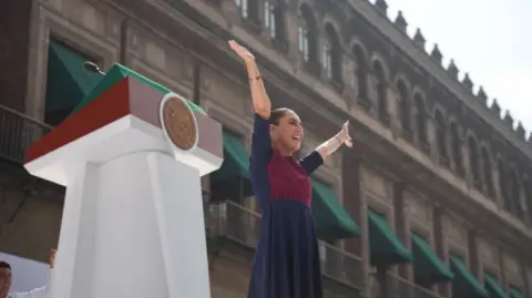 La presidenta de México enumeró seis mentiras de la oposición sobre el movimiento que inició AMLO.

Para más información del tema, visita: https://www.eleconomista.com.mx/politica/arrodillamos-poderosos-sheinbaum-conmemora-7-anos-4t-presidencia-20251206-789943.html 

¡Síguenos en nuestras redes sociales para mantenerte informado!

Twitter: https://twitter.com/eleconomista 
Facebook: https://www.facebook.com/ElEconomista.mx
Instagram: https://www.instagram.com/eleconomistamx
LinkedIn: https://www.linkedin.com/company/el-economista/

#ElEconomista #Sheinbaum #4T