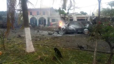 El Gabinete de Seguridad activó de inmediato los protocolos de apoyo y de coordinación interinstitucional.

Para más información del tema, visita: https://www.eleconomista.com.mx/politica/fallecen-2-personas-explosion-camioneta-coahuayana-michoacan-20251206-789947.html 

¡Síguenos en nuestras redes sociales para mantenerte informado!

Twitter: https://twitter.com/eleconomista 
Facebook: https://www.facebook.com/ElEconomista.mx
Instagram: https://www.instagram.com/eleconomistamx
LinkedIn: https://www.linkedin.com/company/el-economista/

#ElEconomista #Michoacán #Coahuayana