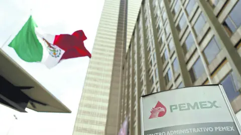 Un empresario radicado en Texas fue declarado culpable este viernes por su participación en un esquema de corrupción dirigido a funcionarios de Petróleos Mexicanos (Pemex) y su filial Pemex Exploración y Producción (PEP).

Para más información del tema, visita: https://www.eleconomista.com.mx/empresas/empresario-mexicano-radicado-texas-declarado-culpable-esquema-sobornos-funcionarios-pemex-20251207-789990.html

¡Síguenos en nuestras redes sociales para mantenerte informado!

Twitter: https://twitter.com/eleconomista 
Facebook: https://www.facebook.com/ElEconomista.mx
Instagram: https://www.instagram.com/eleconomistamx
LinkedIn: https://www.linkedin.com/company/el-economista/

#ElEconomista #Pemex