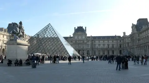 El Louvre es el museo más visitado del mundo. En 2024 acogió a 8,7 millones de visitantes, de los cuales 69% extranjeros.

Para más información del tema, visita: https://www.eleconomista.com.mx/internacionales/centenares-documentos-danados-fuga-agua-museo-louvre-20251207-790005.html 

¡Síguenos en nuestras redes sociales para mantenerte informado!

Twitter: https://twitter.com/eleconomista 
Facebook: https://www.facebook.com/ElEconomista.mx
Instagram: https://www.instagram.com/eleconomistamx
LinkedIn: https://www.linkedin.com/company/el-economista/

#ElEconomista #Louvre