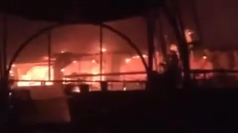 Varios turistas figuran entre las víctimas del incendio, que se desató en una discoteca de Arpora, en el distrito de Goa Norte, según la policía, citada por la agencia Press Trust of India.

Para más información del tema, visita: https://www.eleconomista.com.mx/internacionales/23-muertos-incendio-club-nocturno-india-20251206-789958.html 

¡Síguenos en nuestras redes sociales para mantenerte informado!

Twitter: https://twitter.com/eleconomista 
Facebook: https://www.facebook.com/ElEconomista.mx
Instagram: https://www.instagram.com/eleconomistamx
LinkedIn: https://www.linkedin.com/company/el-economista/

#ElEconomista #Incendio #India