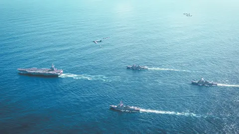 Un conjunto de buques de guerra estadounidenses escolta al portaaviones Gerald Ford en aguas del Caribe en imagen del 11 de noviembre.