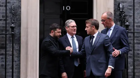 Zelenski se reunió en Londres con Starmer, Merz y Macron, un día después de que Trump lo acusara de no leer la propuesta estadounidense.