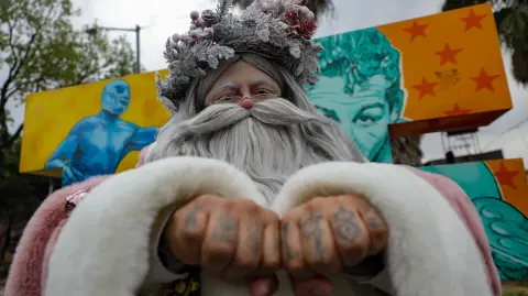 Santa Iluminado, caracterizado por José Miguel Moctezuma, recorrió las calles de Tepito.