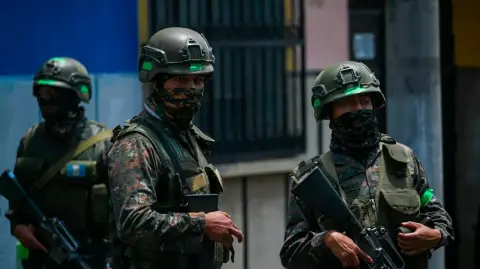 Guatemala y México comparten una frontera de casi 1,000 kilómetros donde abundan los pasos ilegales y la inseguridad. En algunas zonas operan grupos de narcotraficantes de las dos naciones.

Para más información del tema, visita: https://www.eleconomista.com.mx/internacionales/militar-guatemalteco-resulta-herido-enfrentamiento-presunto-grupo-armado-mexicano-20251208-790180.html

¡Síguenos en nuestras redes sociales para mantenerte informado!

Twitter: https://twitter.com/eleconomista
Facebook: https://www.facebook.com/ElEconomista.mx
Instagram: https://www.instagram.com/eleconomistamx
LinkedIn: https://www.linkedin.com/company/el-economista/

#ElEconomista #EETV