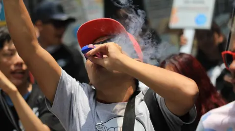 Con 324 votos a favor de Morena y partidos aliados, 129 en contra y cero abstenciones, los legisladores avalaron la reforma a la Ley General de Salud.

Para más información del tema, visita: https://www.eleconomista.com.mx/politica/diputados-aprueban-general-prohibicion-vapeadores-20251209-790436.html 

¡Síguenos en nuestras redes sociales para mantenerte informado!

Twitter: https://twitter.com/eleconomista 
Facebook: https://www.facebook.com/ElEconomista.mx
Instagram: https://www.instagram.com/eleconomistamx
LinkedIn: https://www.linkedin.com/company/el-economista/

#ElEconomista #EETV