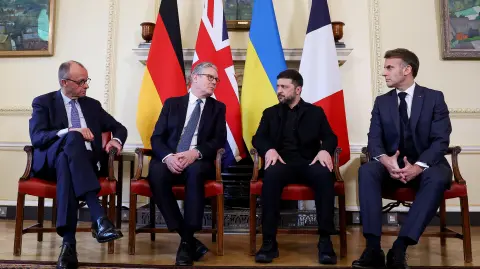 El canciller alemán Friedrich Merz, el primer ministro británico Keir Starmer, el presidente de Ucrania Volodymyr Zelenski y el presidente de Francia Emmanuel Macron durante un encuentro en 10 Downing Street el 8 de diciembre del 2025.
