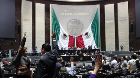 Con cambios de último momento, el pleno de la Cámara de Diputados aprobó durante la madrugada de este miércoles la Ley Arancelaria que impone un impuesto de importación a cerca de 1,463 productos provenientes de China y otros países sin Tratado de Libre Comercio con México.

Para más información del tema, visita: https://www.eleconomista.com.mx/politica/modificaciones-ultimo-momento-diputados-avalan-cambios-arancelarios-pasa-senado-20251210-790572.html

¡Síguenos en nuestras redes sociales para mantenerte informado!

Twitter: https://twitter.com/eleconomista 
Facebook: https://www.facebook.com/ElEconomista.mx
Instagram: https://www.instagram.com/eleconomistamx
LinkedIn: https://www.linkedin.com/company/el-economista/

#ElEconomista #EETV