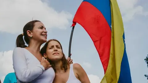 La hija de la líder opositora venezolana María Corina Machado, ganadora del Nobel de la Paz, afirmó este miércoles que la prioridad de su madre "fue permanecer en Venezuela y asegurarse de que pudiera regresar".

¡Síguenos en nuestras redes sociales para mantenerte informado!

Twitter: https://twitter.com/eleconomista 
Facebook: https://www.facebook.com/ElEconomista.mx
Instagram: https://www.instagram.com/eleconomistamx
LinkedIn: https://www.linkedin.com/company/el-economista/

#ElEconomista #EETV