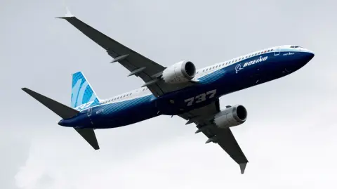 El gobierno de Estados Unidos comenzó a adquirir una flota de aviones Boeing para llevar a cabo la campaña de deportaciones ordenada por el presidente Donald Trump, informó este miércoles un alto cargo del Departamento de Seguridad Nacional.