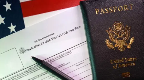 El gobierno de Donald Trump tiene previsto empezar a exigir a los turistas extranjeros exentos de visa que revelen sus historiales en redes sociales de los últimos cinco años antes de entrar en Estados Unidos, según un aviso oficial.

Para más información del tema, visita: https://www.eleconomista.com.mx/internacionales/estados-unidos-quiere-exigir-historial-redes-sociales-turistas-exentos-visa-20251210-790557.html

¡Síguenos en nuestras redes sociales para mantenerte informado!

Twitter: https://twitter.com/eleconomista 
Facebook: https://www.facebook.com/ElEconomista.mx
Instagram: https://www.instagram.com/eleconomistamx
LinkedIn: https://www.linkedin.com/company/el-economista/

#ElEconomista #Visas #Turistas