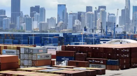 México, Canadá y China perdieron participación de mercado en el total de importaciones de productos a Estados Unidos de enero a septiembre de 2025, informó este jueves la Oficina del Censo.

Para más información del tema, visita: https://www.eleconomista.com.mx/empresas/mexico-canada-china-pierden-participacion-mercado-importaciones-estados-unidos-20251211-790795.html

¡Síguenos en nuestras redes sociales para mantenerte informado!

Twitter: https://twitter.com/eleconomista 
Facebook: https://www.facebook.com/ElEconomista.mx
Instagram: https://www.instagram.com/eleconomistamx
LinkedIn: https://www.linkedin.com/company/el-economista/

#ElEconomista #EETV