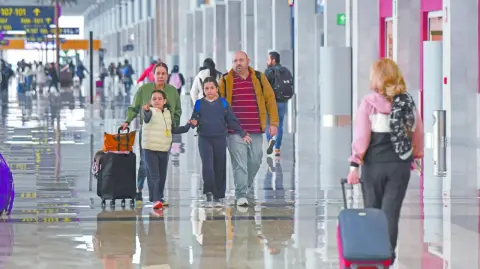 El avance del indicador triplicó el crecimiento de septiembre, mientras que el flujo de viajeros volvió a terreno positivo de forma modesta, al crecer 0.4 por ciento.

Para más información del tema, visita: https://www.eleconomista.com.mx/empresas/divisas-turisticas-recuperan-ritmo-octubre-crecen-9-20251211-790811.html

¡Síguenos en nuestras redes sociales para mantenerte informado!

Twitter: https://twitter.com/eleconomista 
Facebook: https://www.facebook.com/ElEconomista.mx
Instagram: https://www.instagram.com/eleconomistamx
LinkedIn: https://www.linkedin.com/company/el-economista/

#ElEconomista #EETV