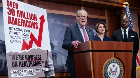 De izquierda a derecha, los senadores decmócratas Chuck Schumer, Amy Klobuchar y Raphael Warnock, quienes hablan en conferencia sobre los subsidios a la atención médica.