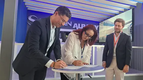 Firma de convenio entre Safran-Lottus