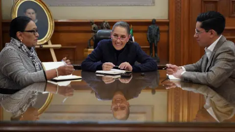 La presidenta Claudia Sheinbaum tuvo la mañana de este viernes una llamada telefónica con su santidad el papa León XIV para invitarlo a visitar México.

Para más información del tema, visita: https://www.eleconomista.com.mx/politica/sheinbaum-llamada-papa-leon-xiv-invitarlo-mexico-envia-bendiciones-saludos-dia-virgen-guadalupe-20251212-791014.html 

¡Síguenos en nuestras redes sociales para mantenerte informado!

Twitter: https://twitter.com/eleconomista 
Facebook: https://www.facebook.com/ElEconomista.mx
Instagram: https://www.instagram.com/eleconomistamx
LinkedIn: https://www.linkedin.com/company/el-economista/

#ElEconomista #PapaLeónXIV #Sheinbaum